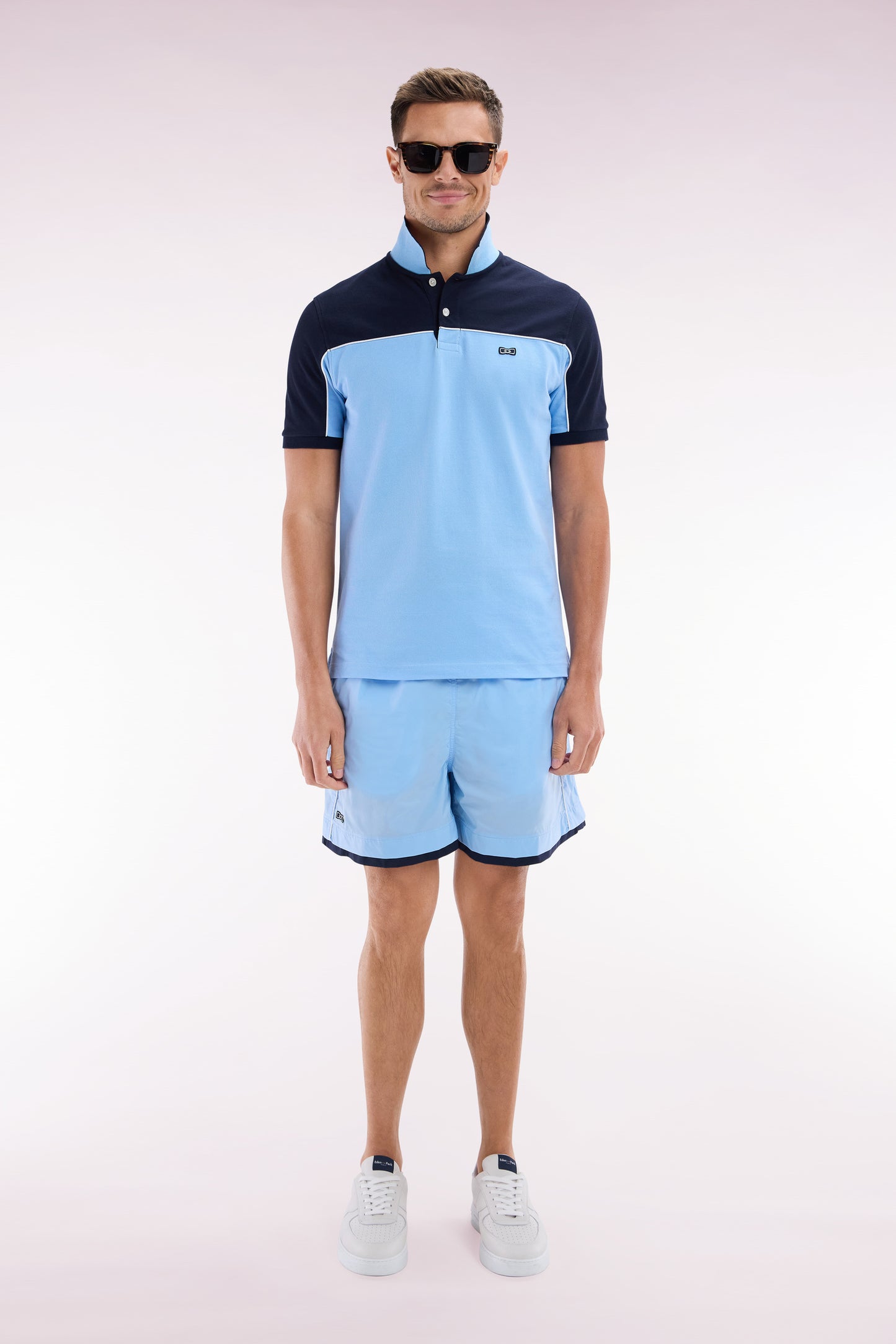 Maillot de bain ciel à passepoil blanc