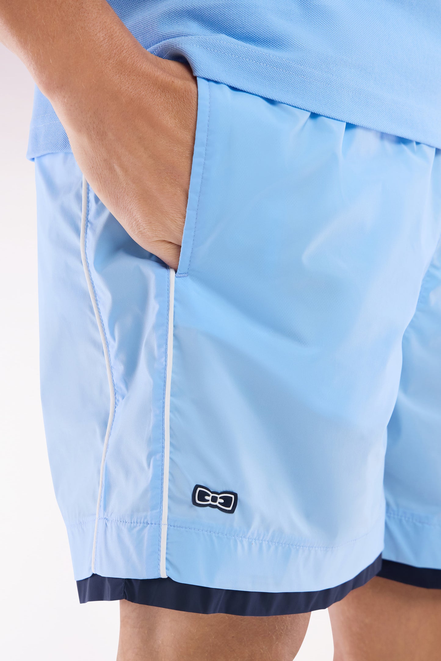 Maillot de bain ciel à passepoil blanc