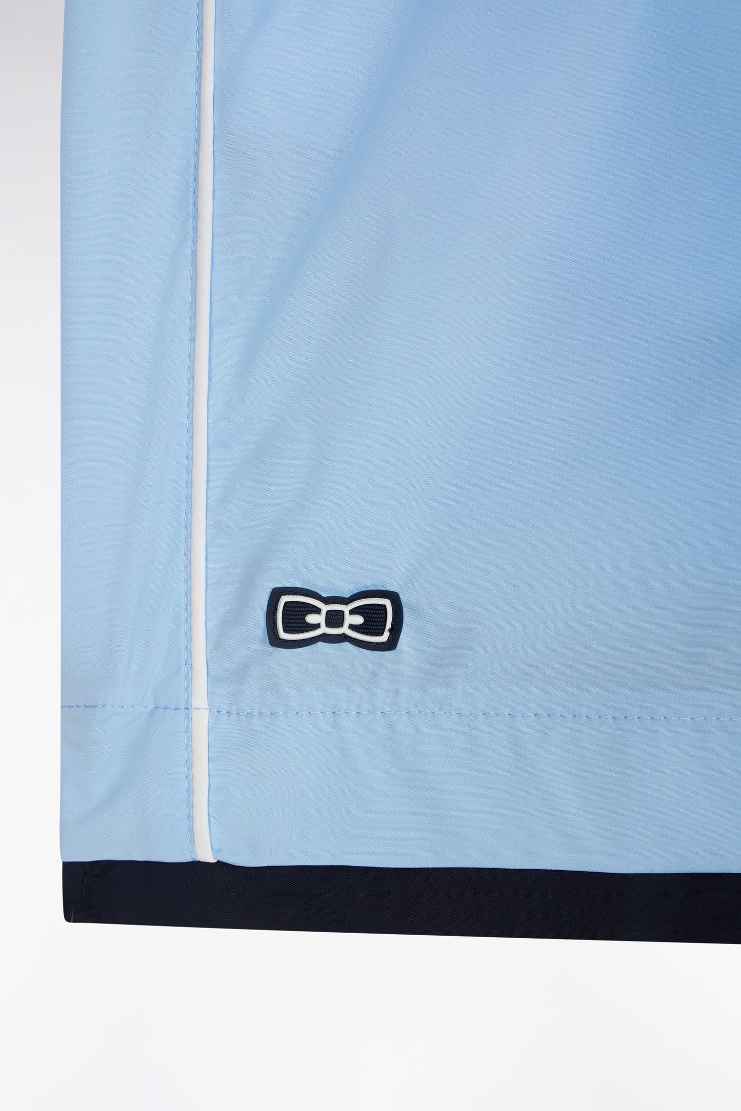 Maillot de bain ciel à passepoil blanc