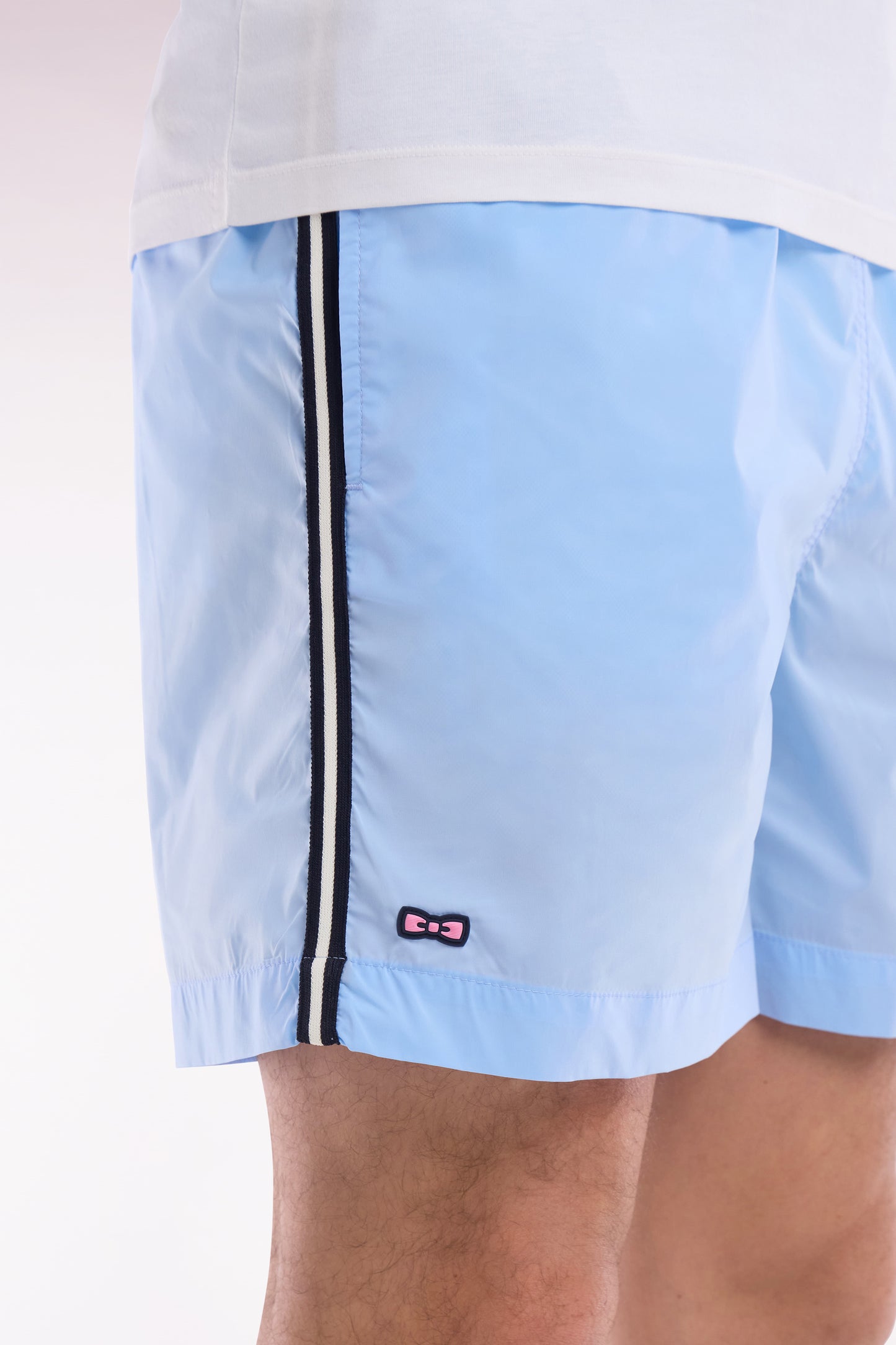 Maillot de bain ciel à détails tricolores