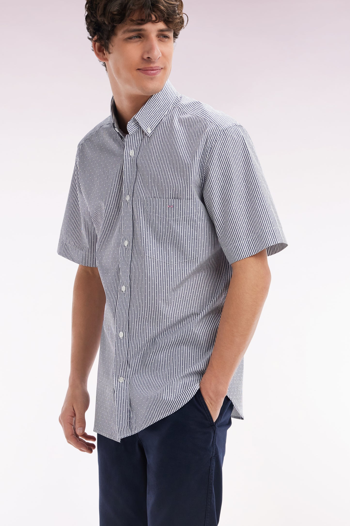 Chemise à manches courtes en coton tissage jacquard rayé bleu foncé coupe droite
