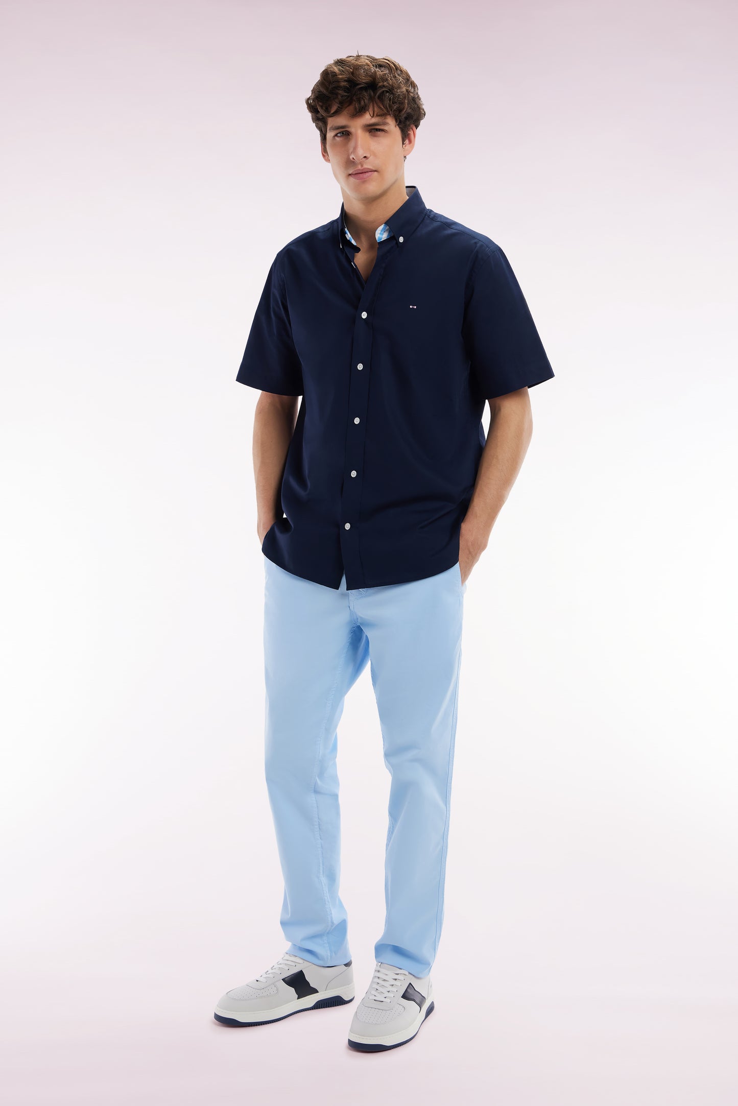 Straight short-sleeved navy shirt in cotton with sky blue back embroidery