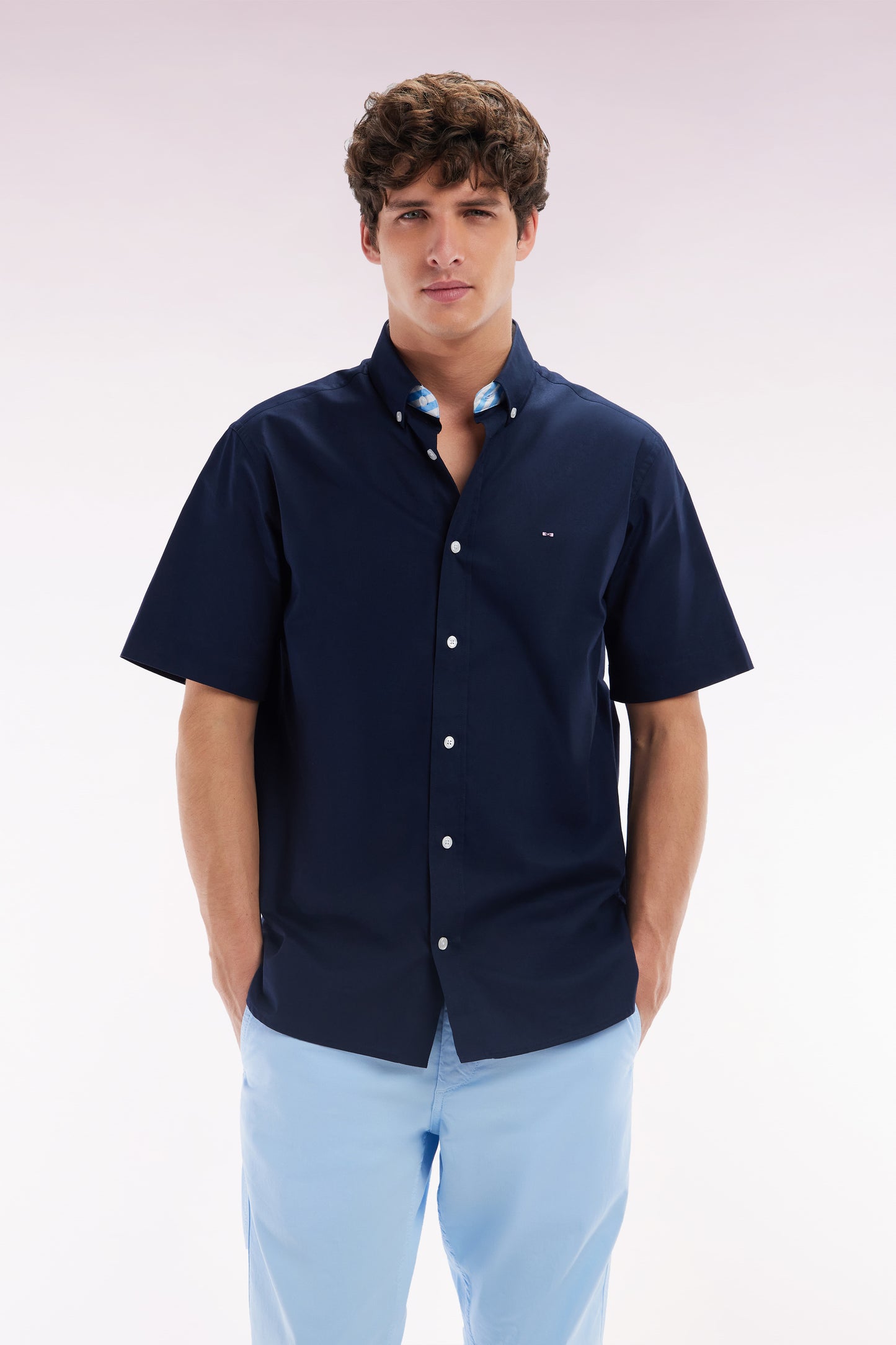 Straight short-sleeved navy shirt in cotton with sky blue back embroidery