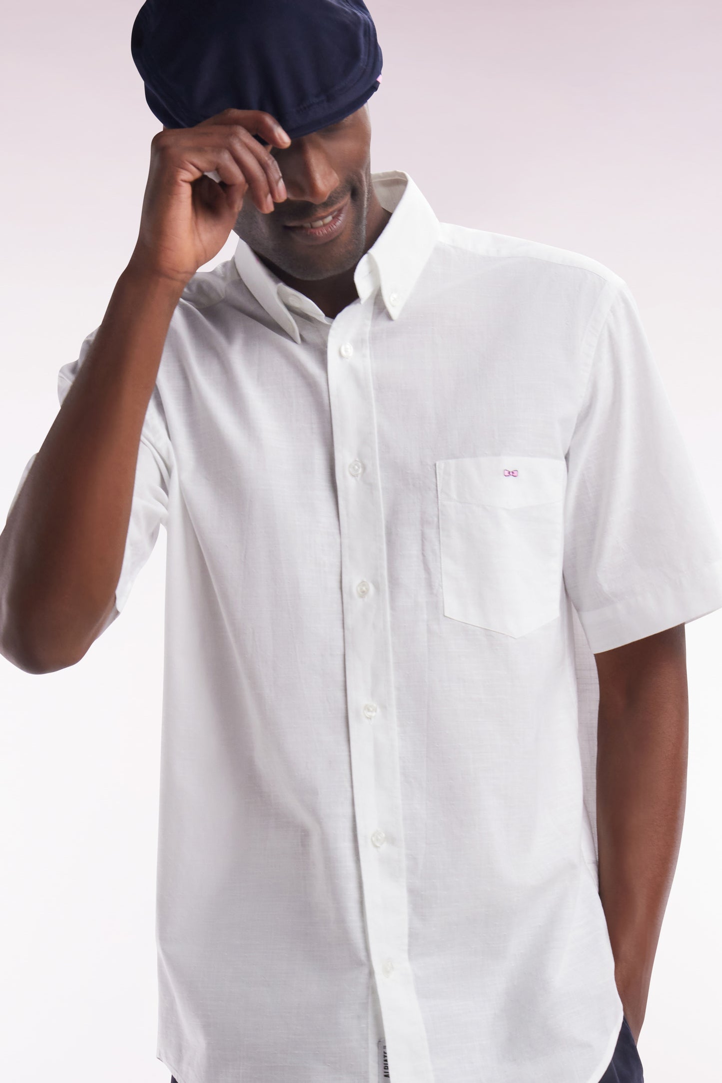 Straight short-sleeved white shirt in textured cotton