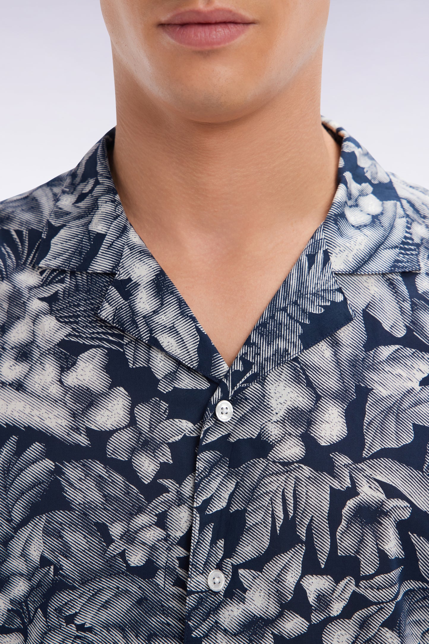 Slim fitted short-sleeved navy shirt in cotton with jungle print