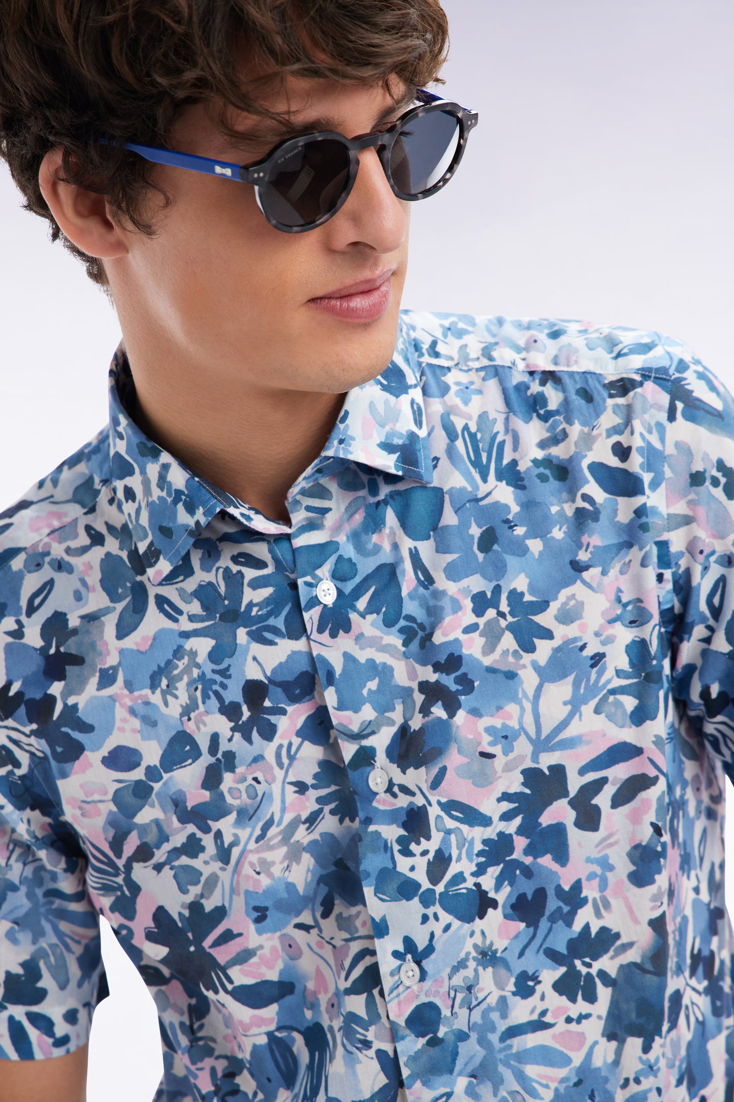 Slim-fit short-sleeved floral print shirt in navy cotton
