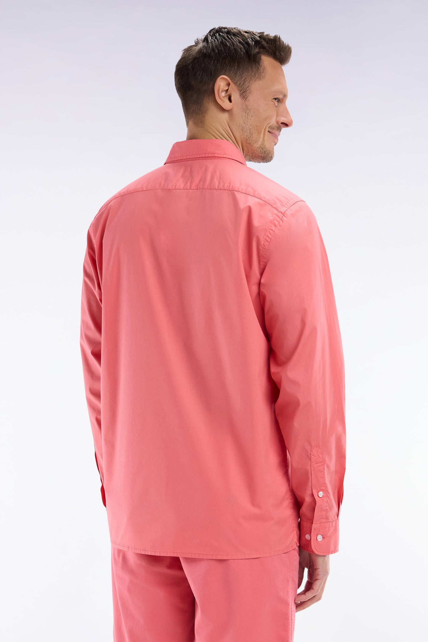 Straight-fit unisex shirt in salmon pink stretch cotton and lyocell