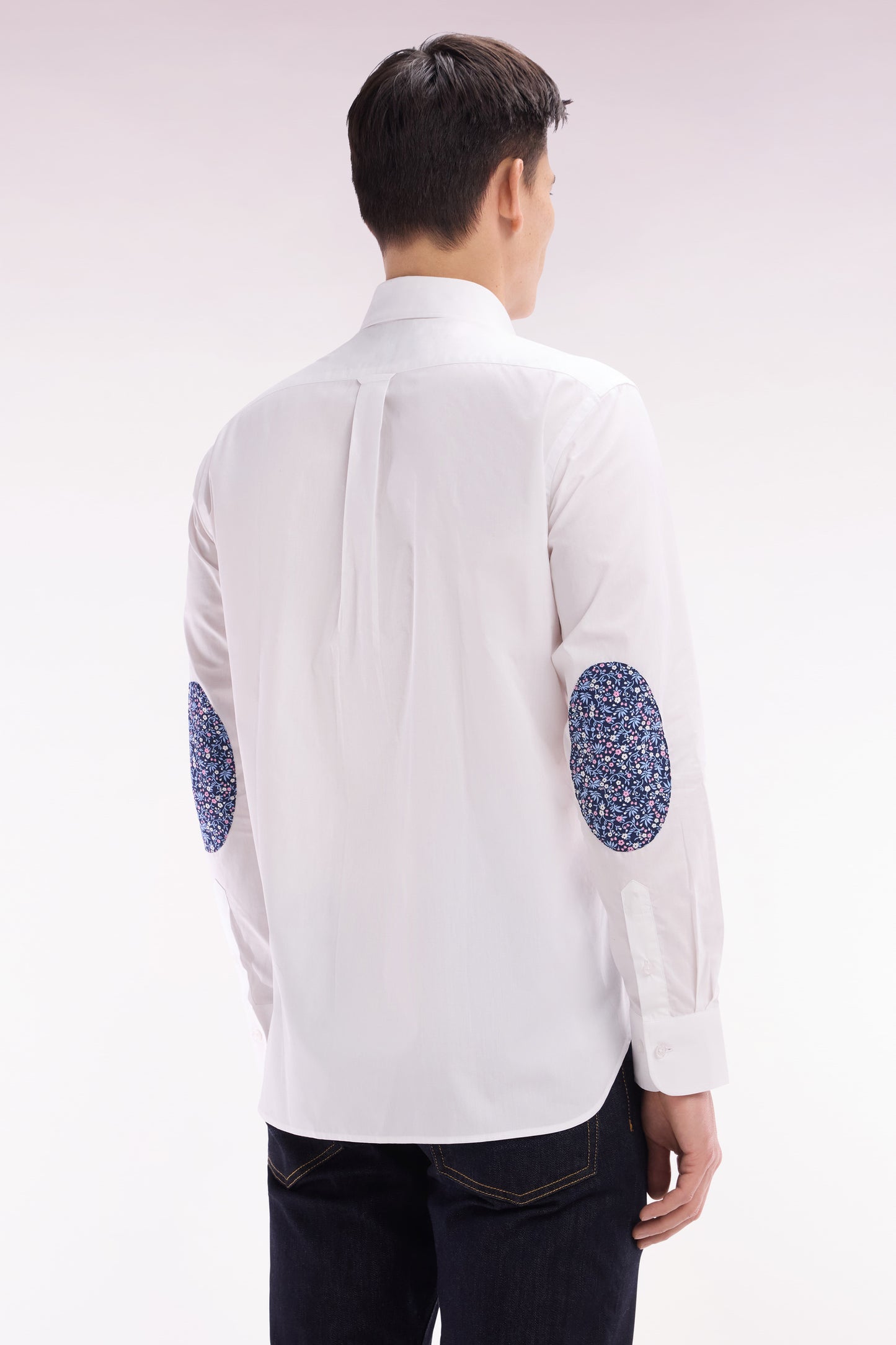 Straight-fit white cotton shirt with elbow patch