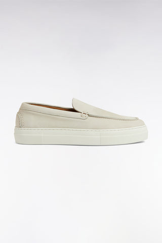 Mocassins à semelles sneakers en cuir suédé écrus