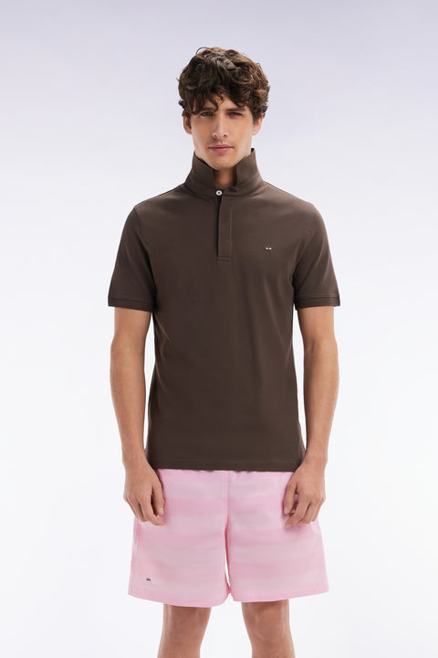 Polo à manches courtes en piqué coton stretch marron coupe ajustée - Image 1