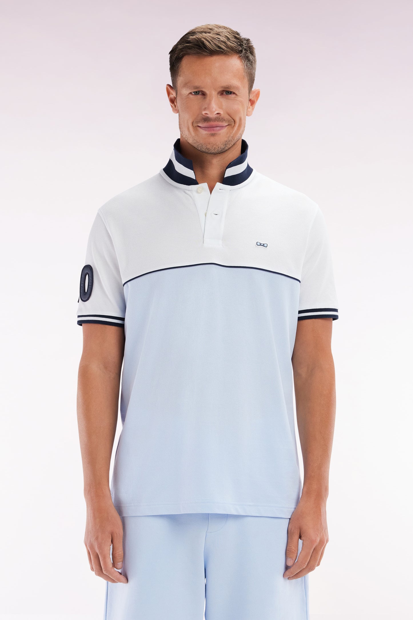 Relaxed-fit two-tone short-sleeved polo shirt in sky blue and white cotton