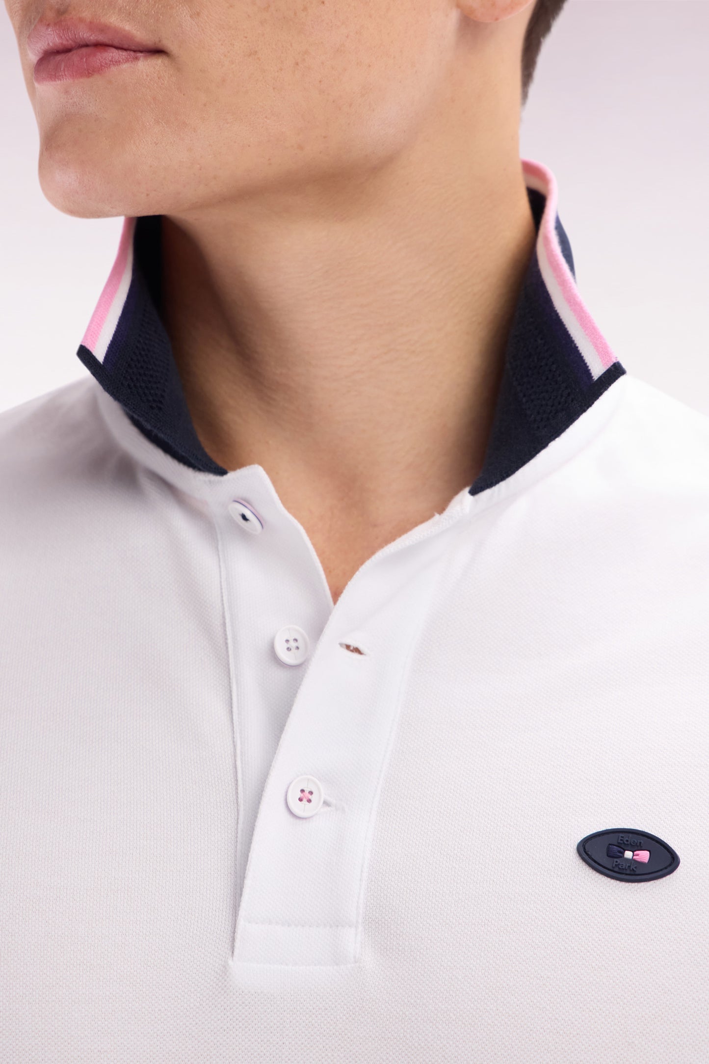 Straight-cut short-sleeved polo shirt in white cotton with two-tone ribbed edges