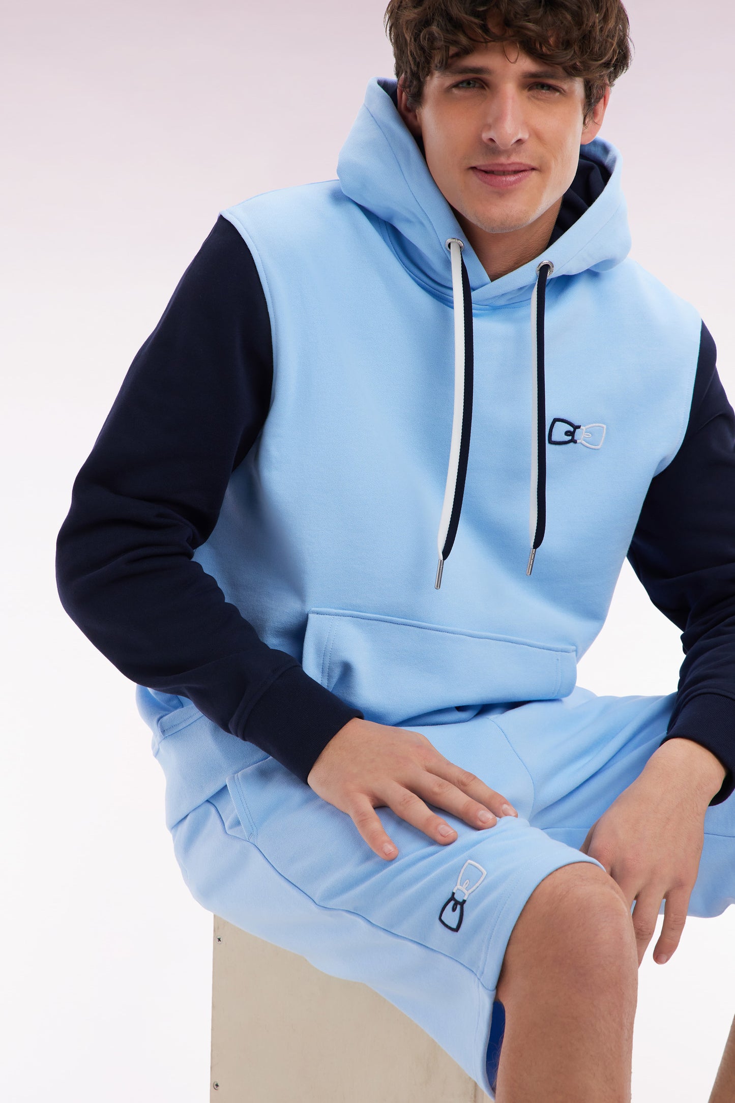 Straight-cut sky blue jogger shorts in cotton interlock