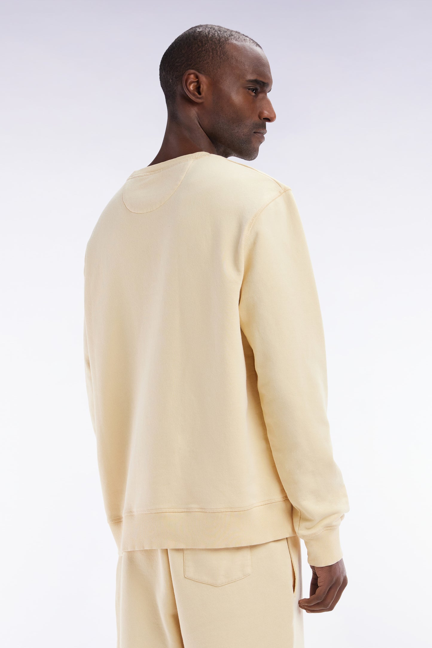 Sweatshirt surteint à col rond en molleton coton ocre coupe décontractée