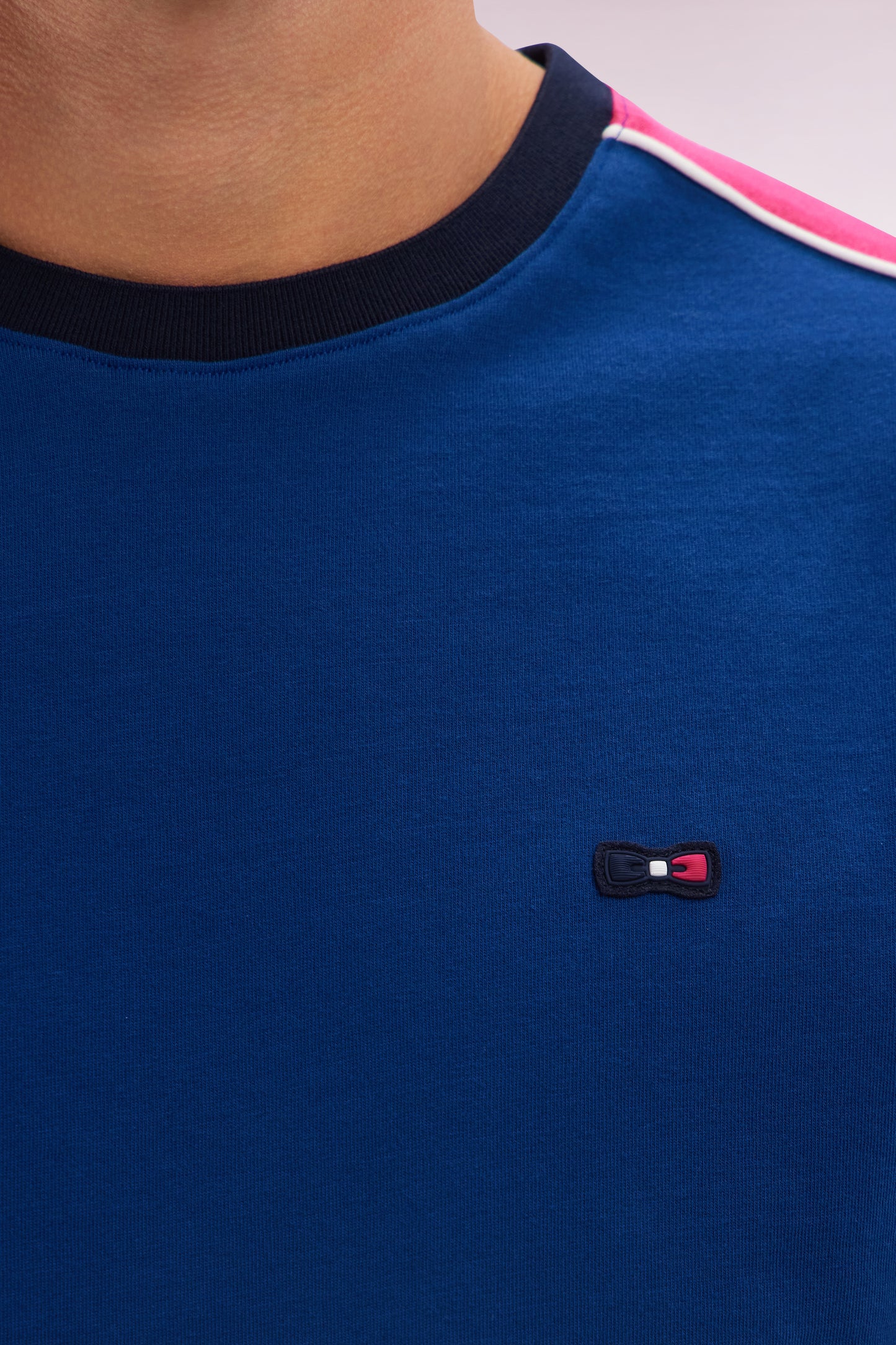 T-shirt en coton bleu foncé broderie dos et découpes coupe droite