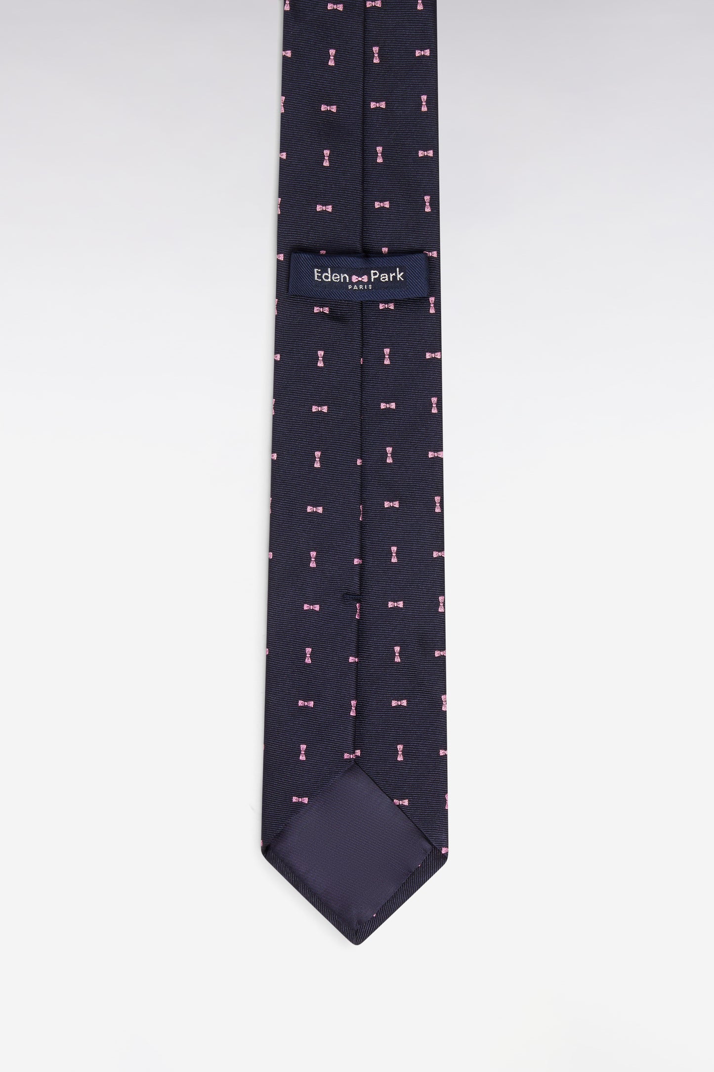 Cravate en soie marine à micromotifs nœuds papillon rose
