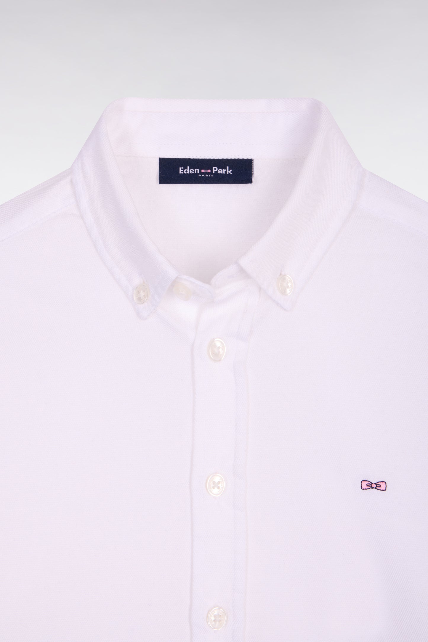 Chemise en coton blanc à col boutonné