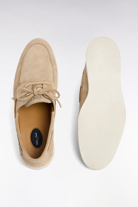 Chaussures bateau en cuir suédé beige - Image 3