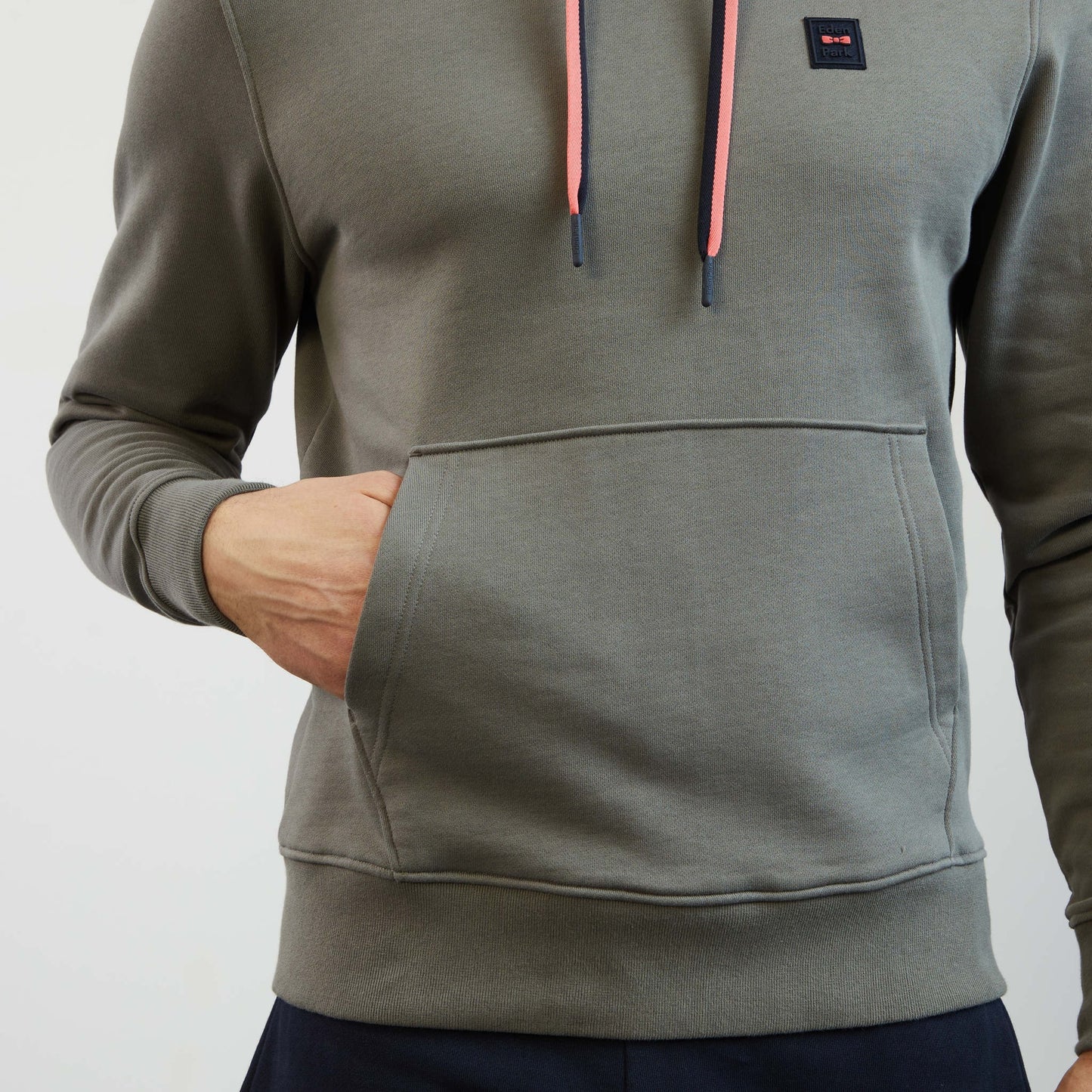 Sweat gris à capuche détails contrastants