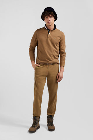 Pantalon chino en piqué de coton stretch et modal noisette coupe Regular