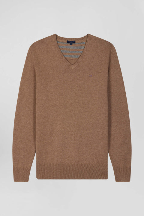 Regular camel wool and cotton V-neck jumper with striped details - Image 2