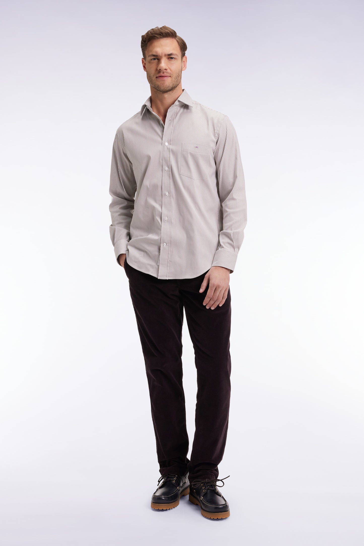 Pantalon chino sans plis en velours stretch marron foncé