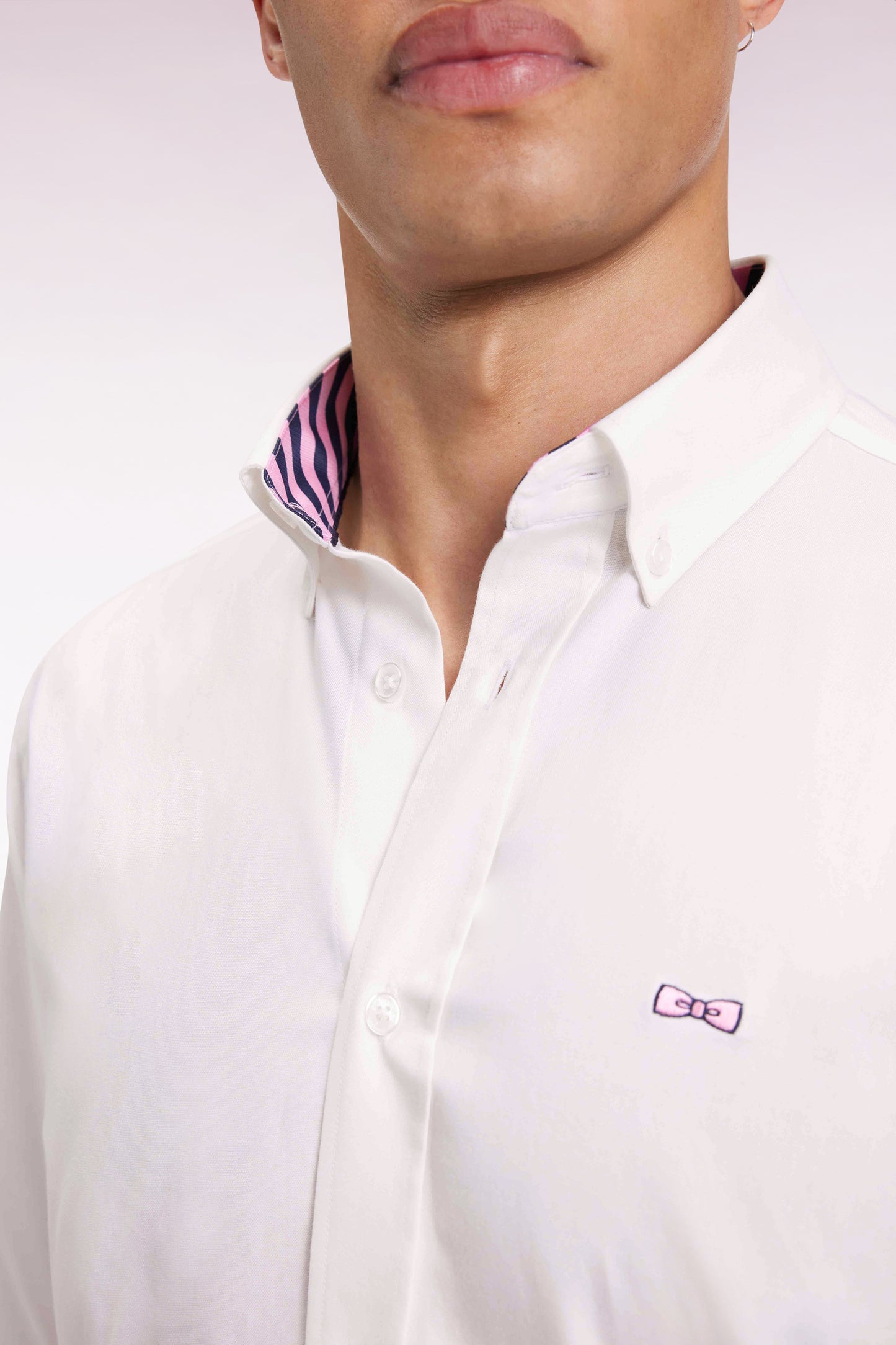 Chemise en coton pinpoint blanche broderie 10 dos coupe droite
