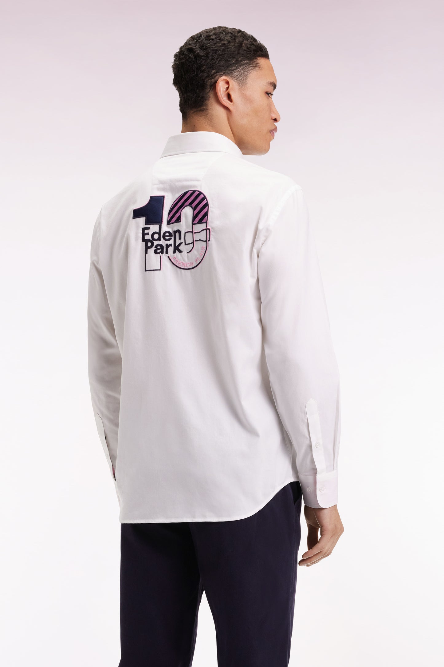 Chemise en coton pinpoint blanche broderie 10 dos coupe droite