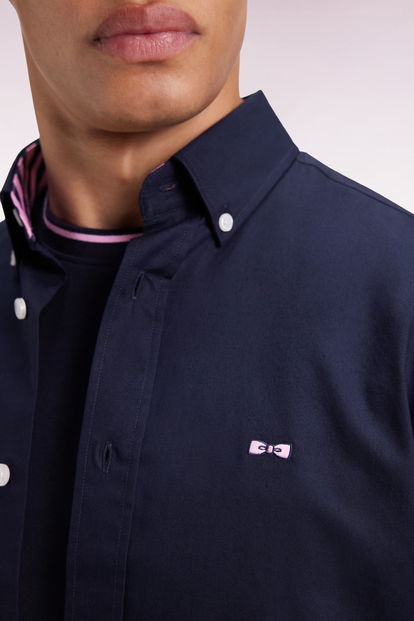 Chemise en coton pinpoint marine broderie 10 dos coupe droite