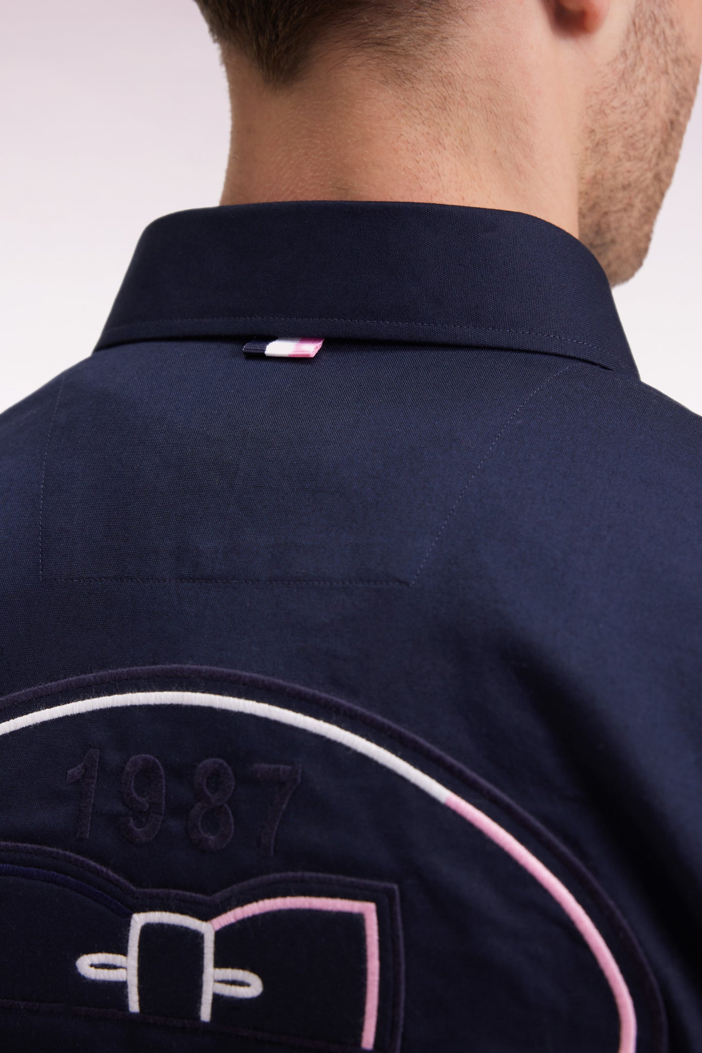 Chemise en coton pinpoint marine broderie dos coupe droite