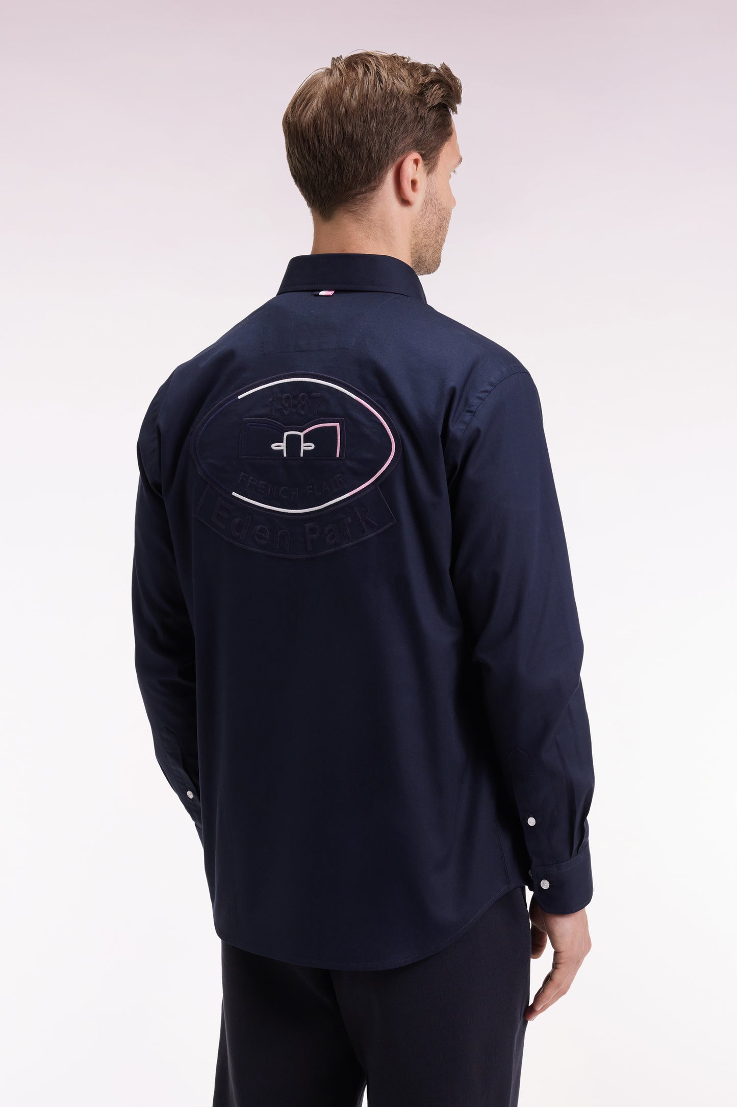 Chemise en coton pinpoint marine broderie dos coupe droite