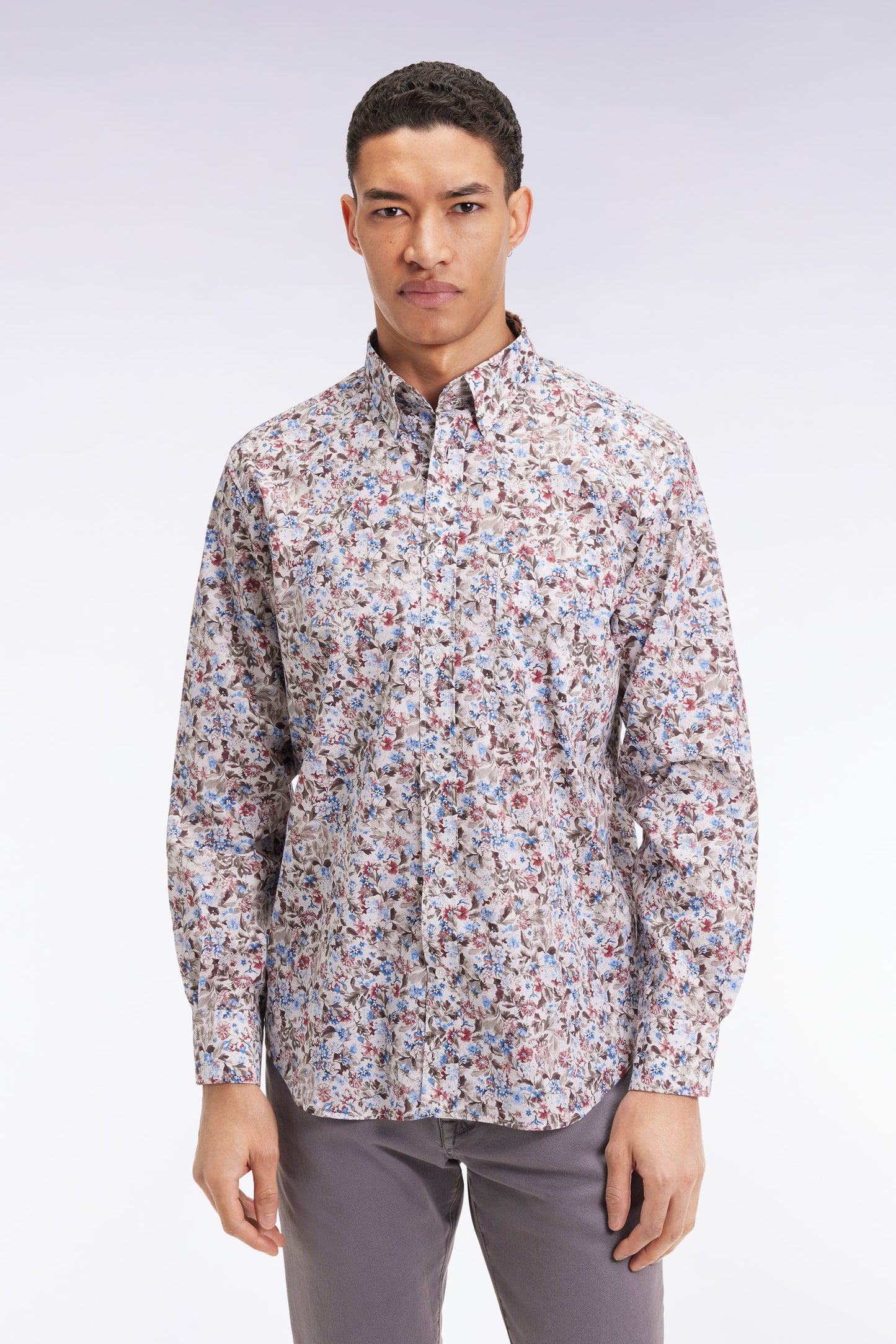 Chemise à micro-motifs fleurs en coton marron coupe droite