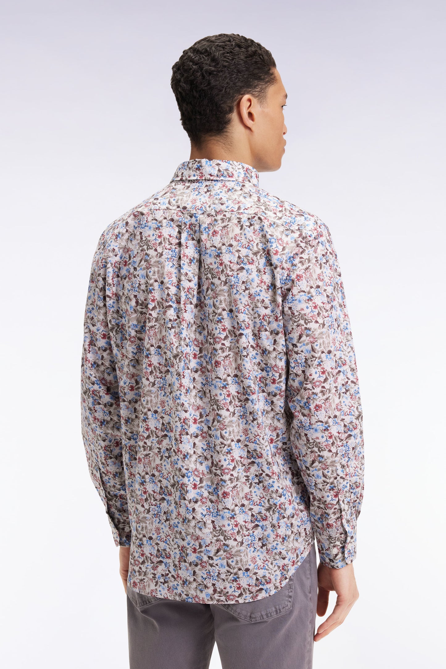 Chemise à micro-motifs fleurs en coton marron coupe droite