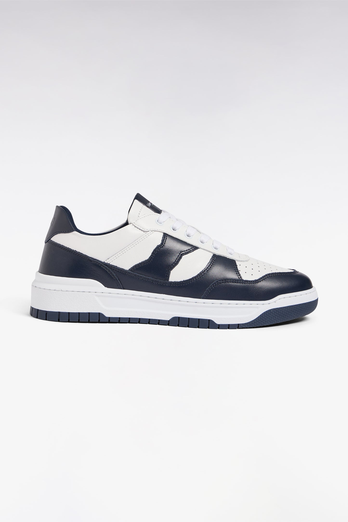 Sneakers en cuir bicolores marine et blanches