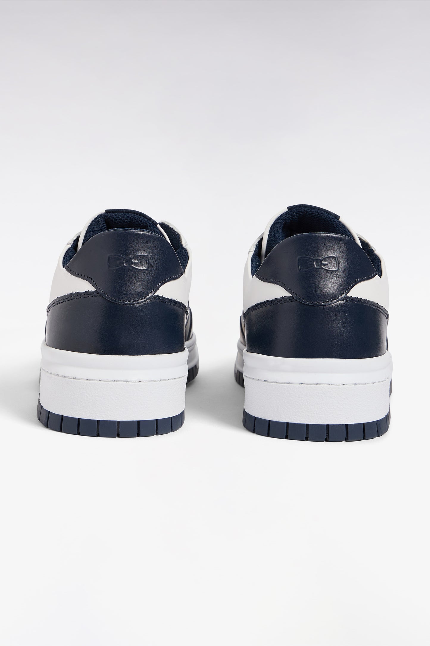 Sneakers en cuir bicolores marine et blanches