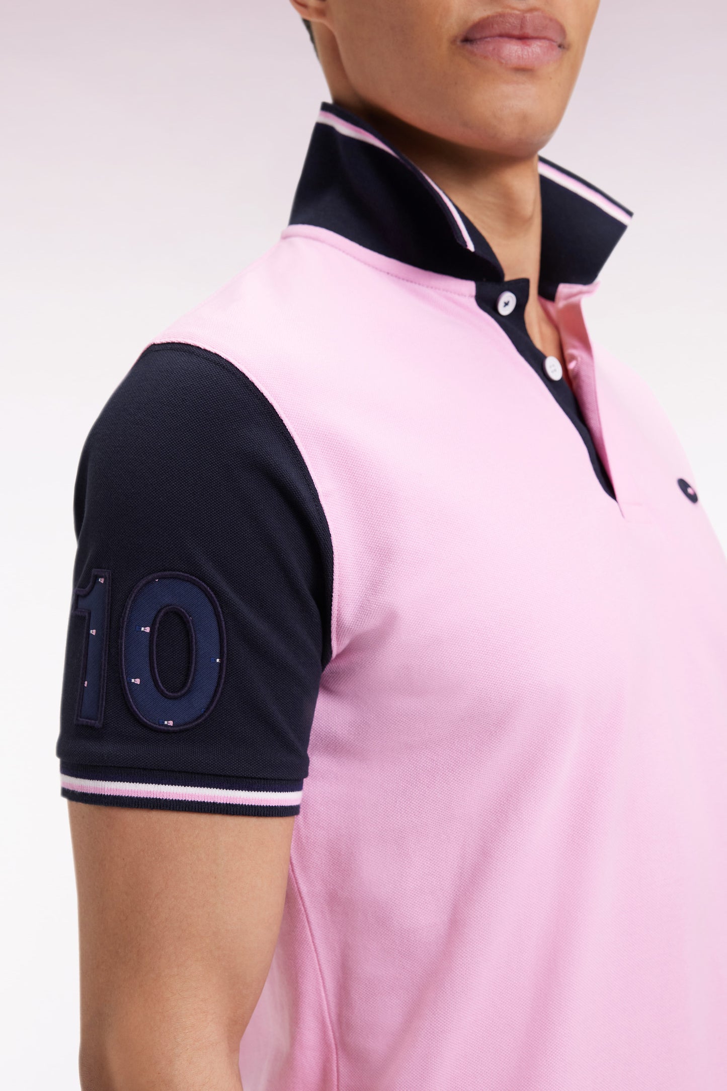 Short-sleeved pink and navy polo shirt with tricolored trim, straight cut