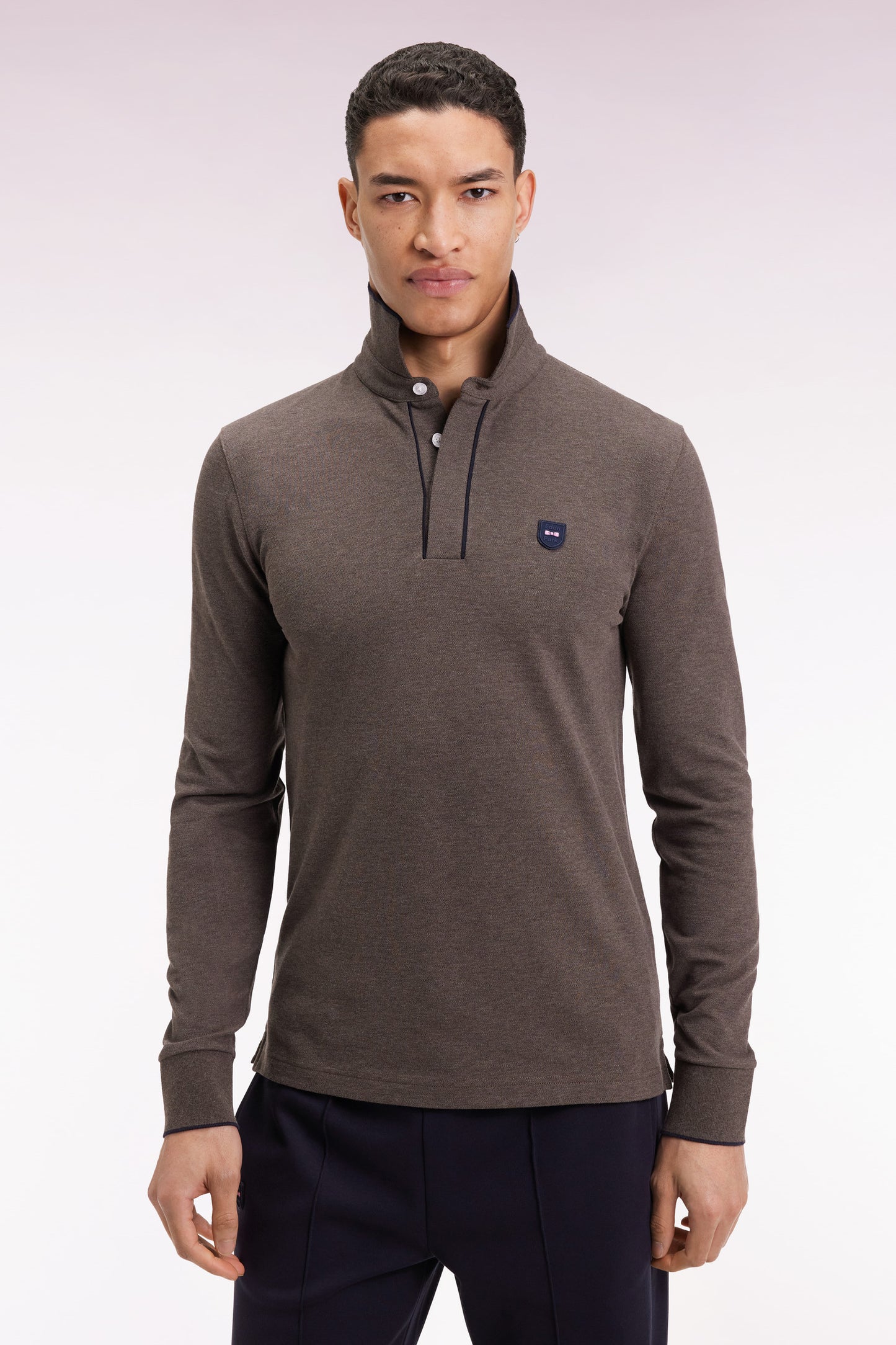 Polo à manches longues en coton stretch marron passepoilé coupe slim