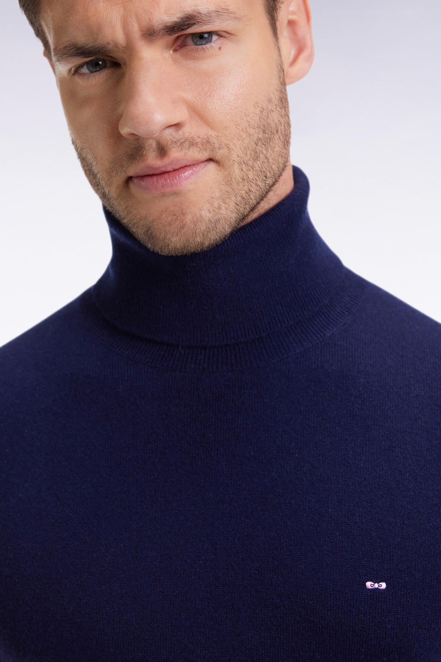 Pull col roulé en laine vierge et cachemire marine