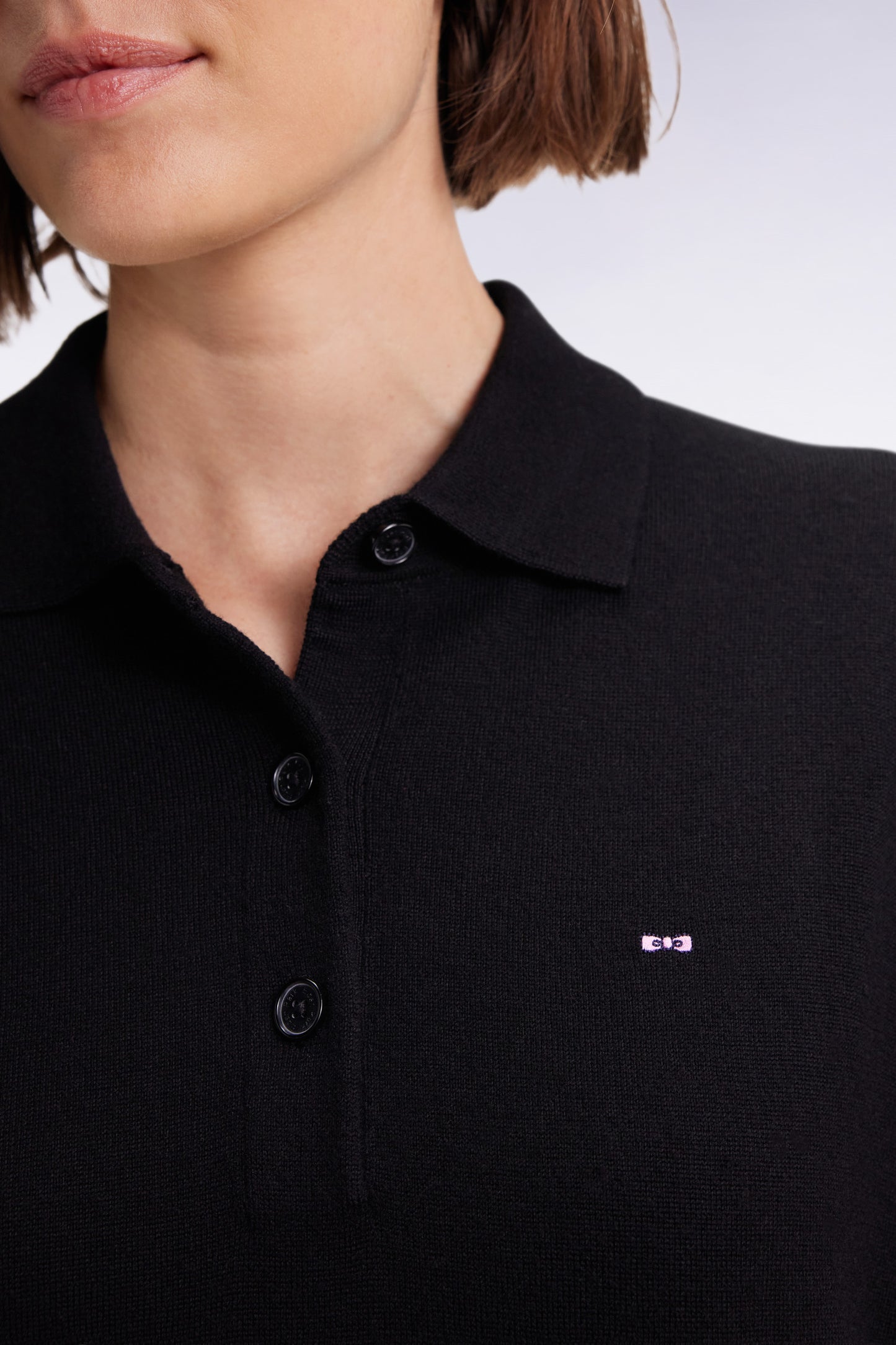 Robe en laine mérinos noire à col polo