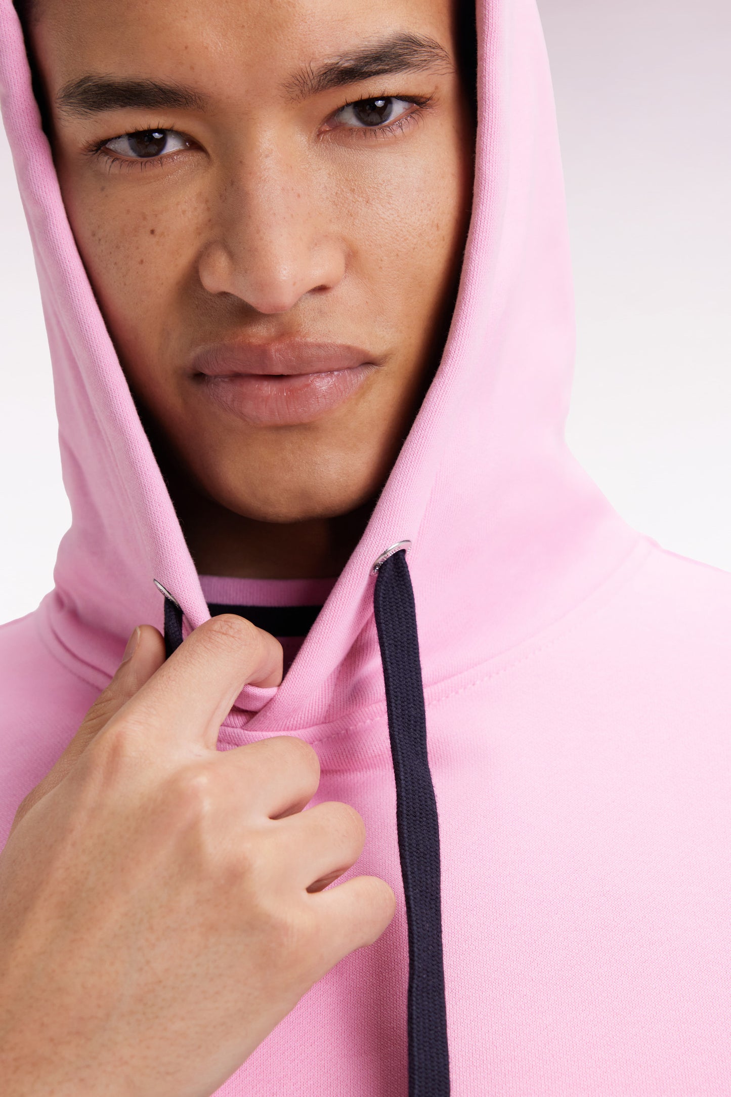 Sweatshirt à capuche bicolore marine coupe droite