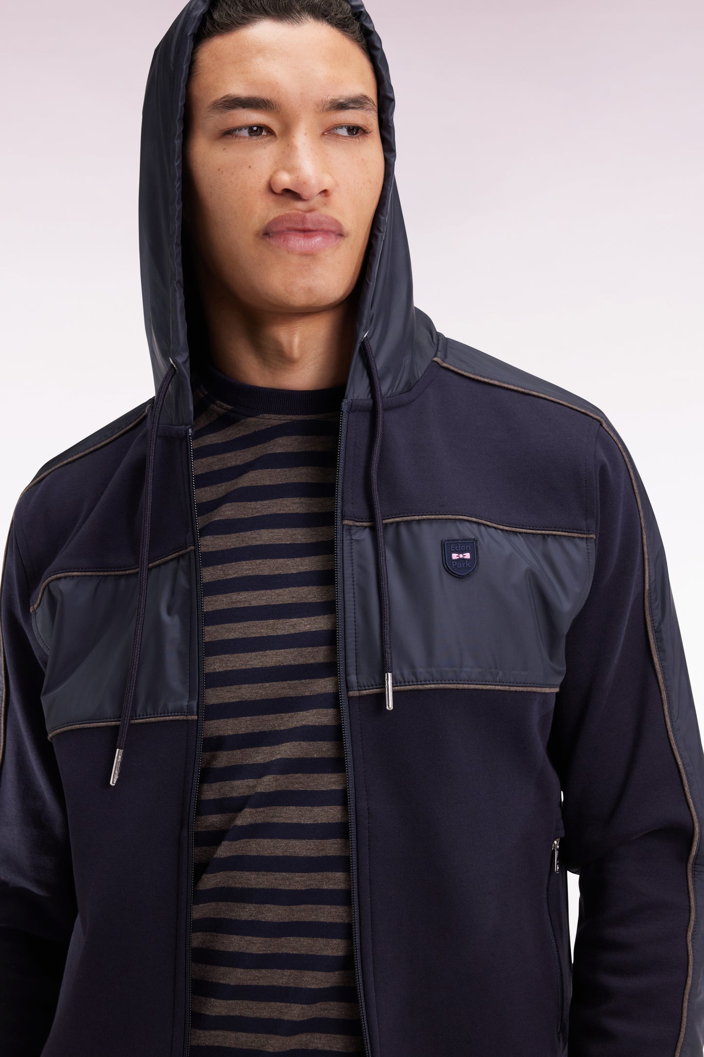 Sweatshirt zippé à capuche en molleton et nylon marine et beige
