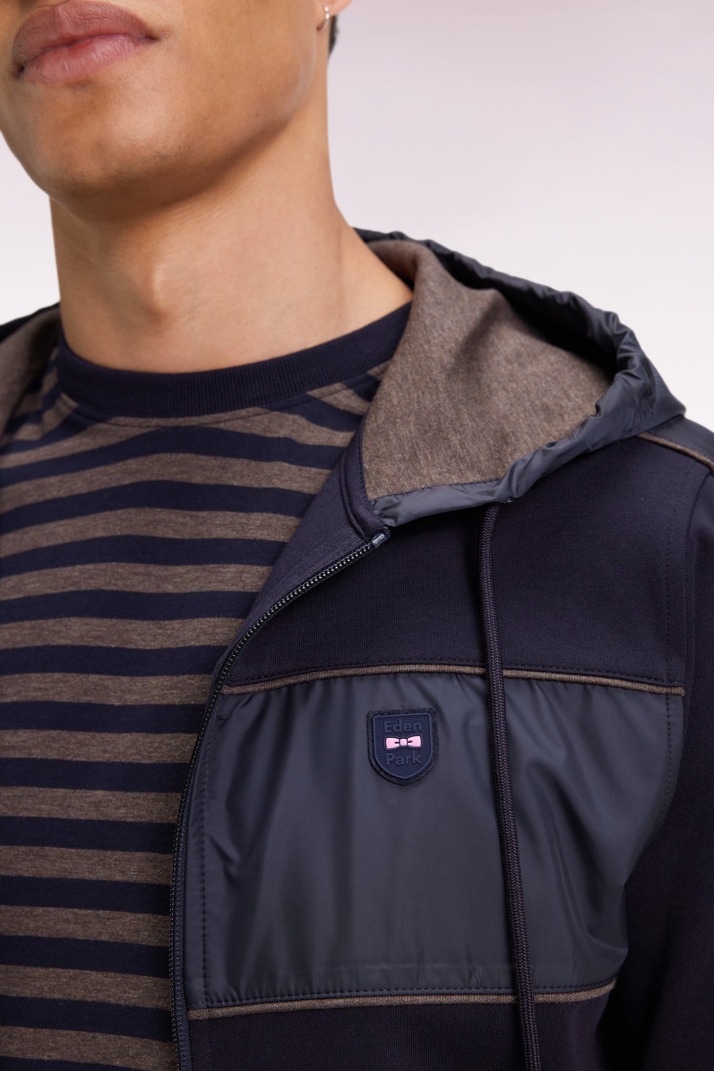 Sweatshirt zippé à capuche en molleton et nylon marine et beige