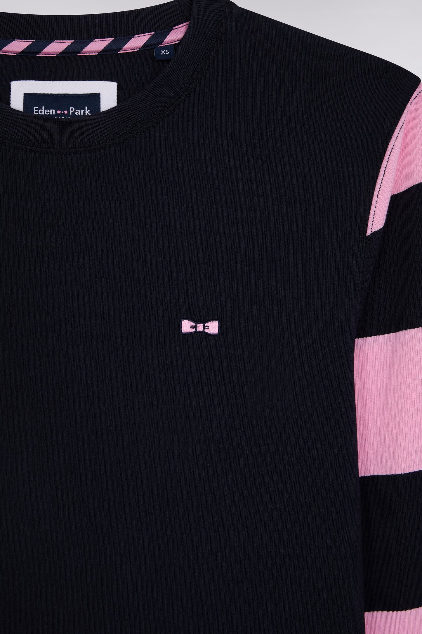 T-shirt à manches longues en coton noir manches rayées roses