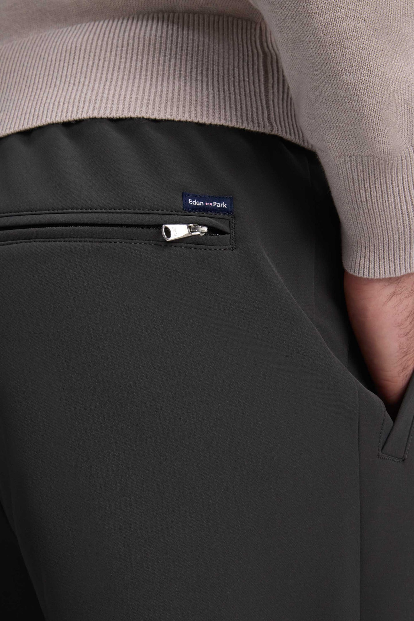 Pantalon à taille élastiquée en nylon stretch technique kaki coupe Modern
