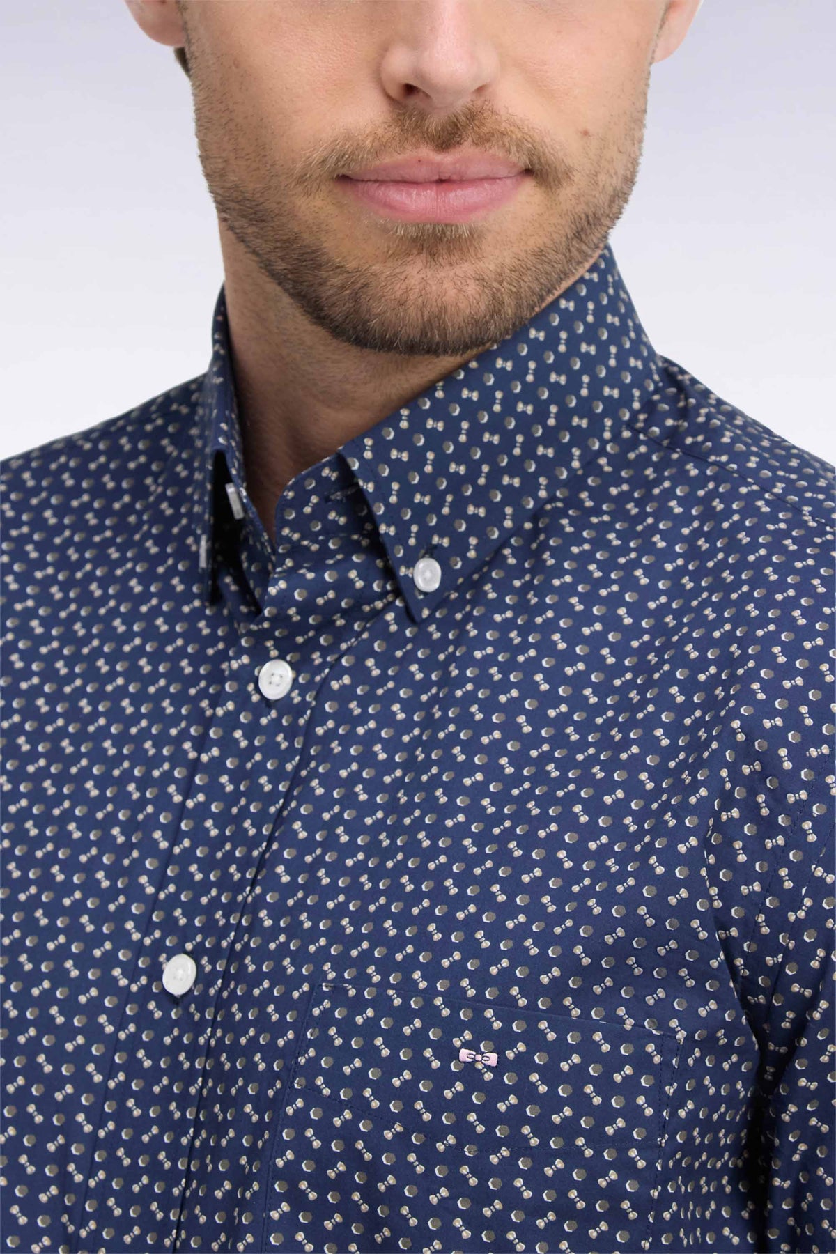 Chemise en popeline de coton marine à micromotifs kaki coupe droite