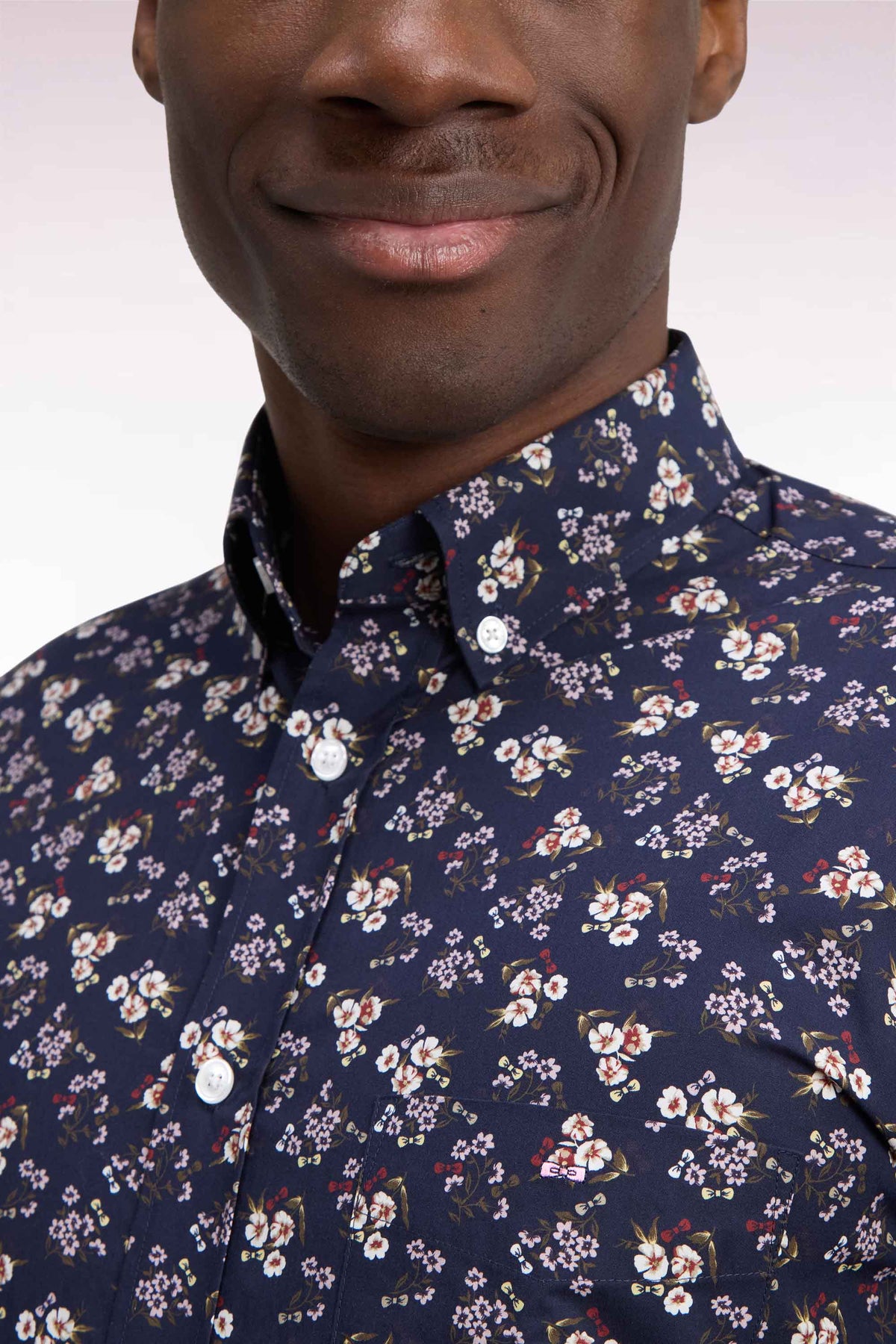 Chemise en coton marine à micromotifs fleurs coupe droite