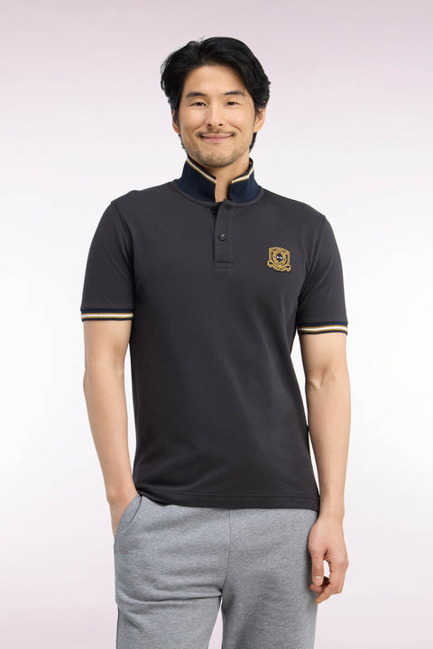 Polo manches courtes en piqué de coton peigné marron à écusson coupe droite - Image 3