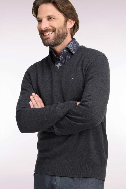 Pull col V en laine et coton gris foncé coupe droite - Image 1