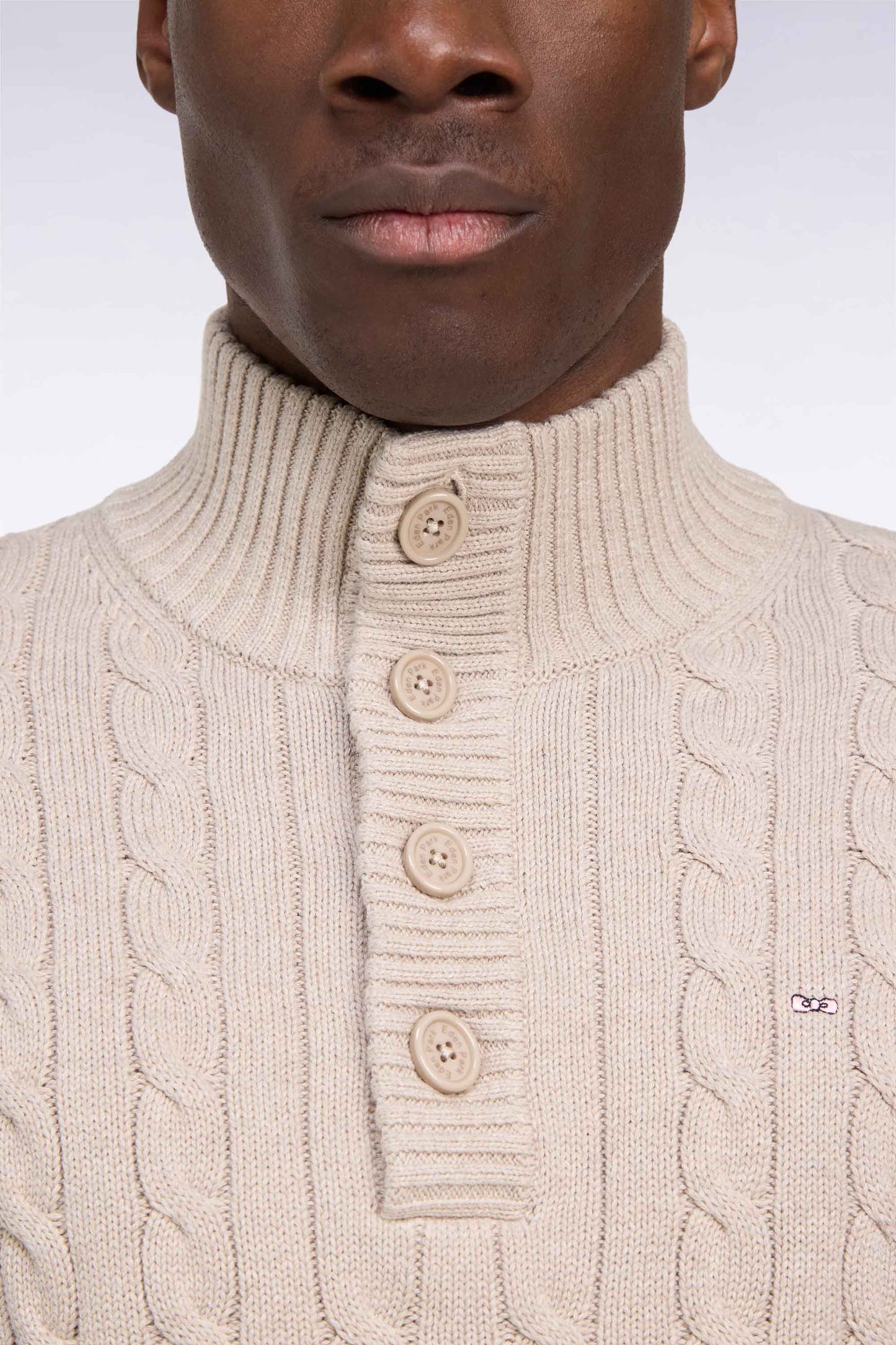 Pull à torsades col boutonné en coton beige coupe droite