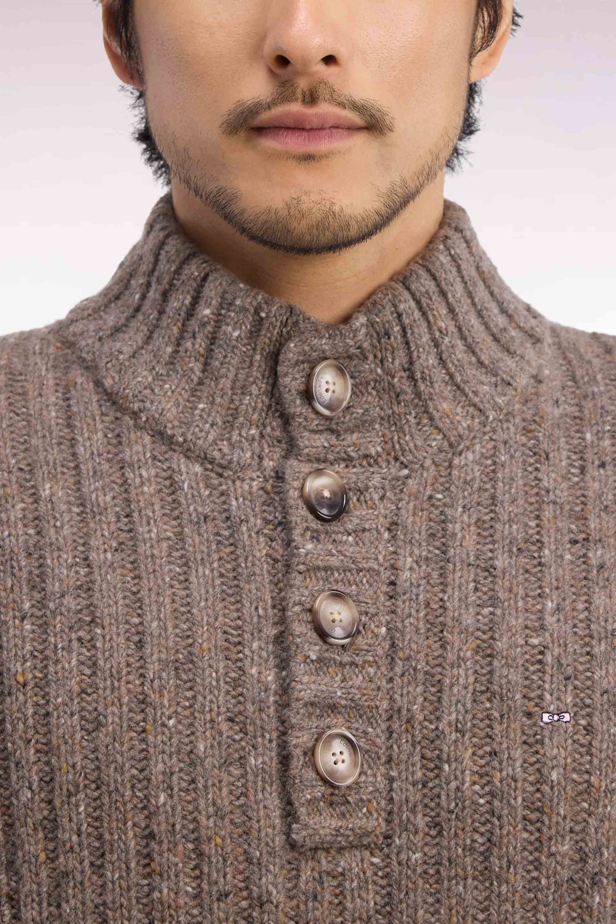 Pull à col montant boutonné en maille épaisse côtelée kaki chiné